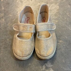 Cienta Shimmering Gold Dress Shoes for Kids